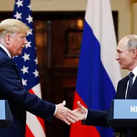 2018年7月16日、フィンランドのヘルシンキ大統領府で記者会見を行うアメリカのトランプ大統領とロシアのプーチン大統領。(AP通信) 2018年7月16日、フィンランドのヘルシンキ大統領府で記者会見を行うアメリカのトランプ大統領とロシアのプーチン大統領。(AP通信)