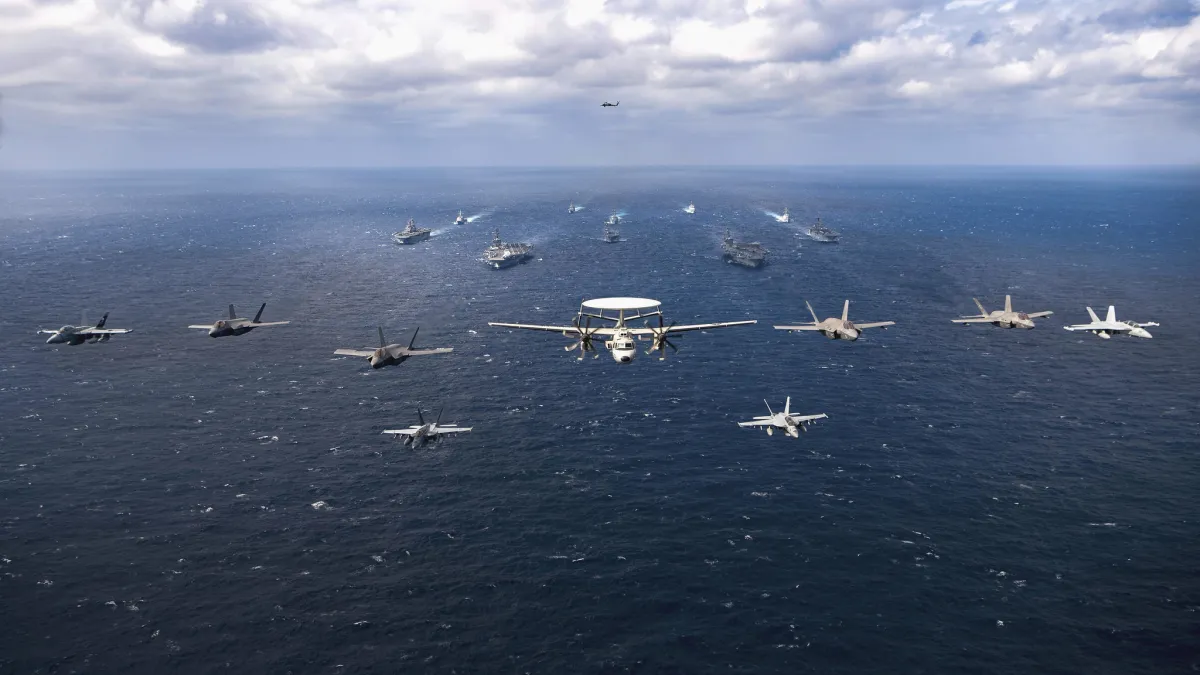 2022年1月中旬,美軍雙航母艦隊在台灣以東的菲律賓海域進行演訓。(取自美軍印太司令部)