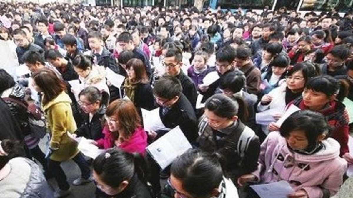 中國年輕一代紛擠公職窄門,圖為考場情況。(圖片來源:取自網路) 中國年輕一代紛擠公職窄門,圖為考場情況。(圖片來源:取自網路)