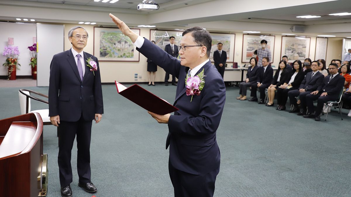 臺灣土地銀行舉辦何董事長英明(右)宣誓典禮,並由財政部阮次長清華(左)主持監誓。 臺灣土地銀行舉辦何董事長英明(右)宣誓典禮,並由財政部阮次長清華(左)主持監誓。
