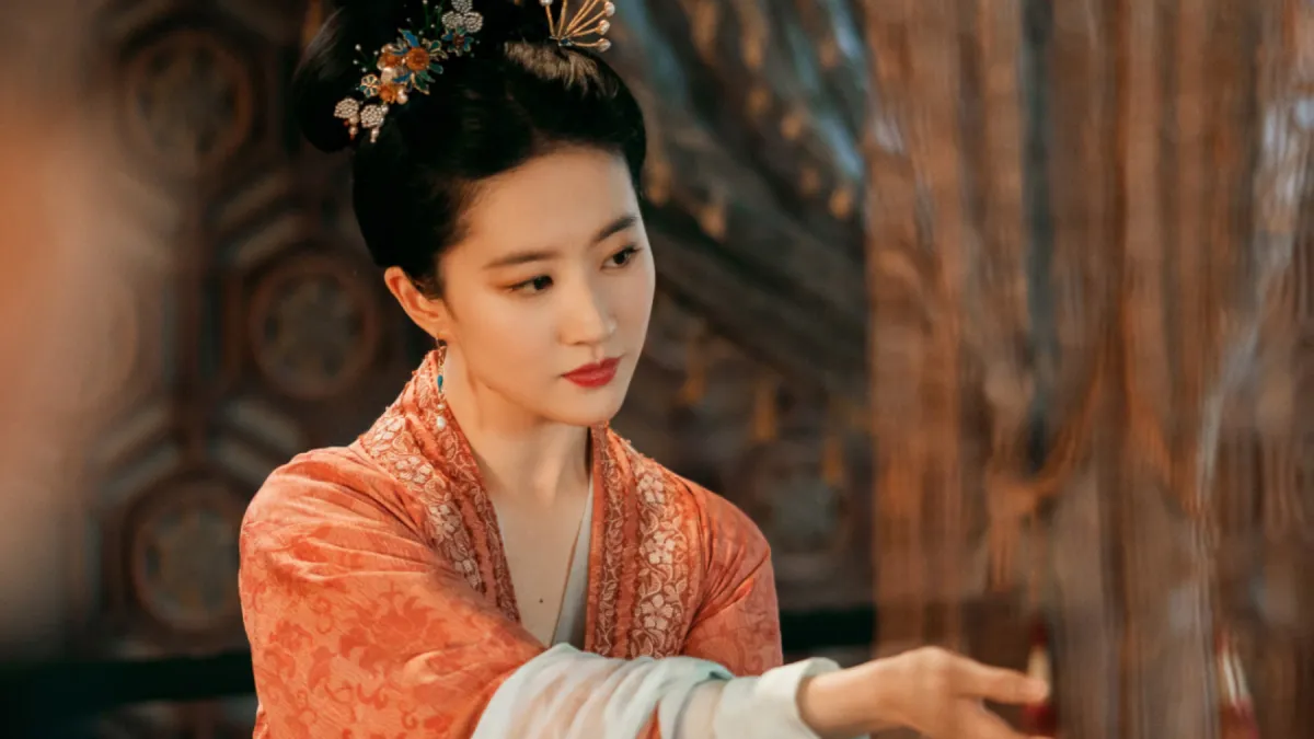 古裝陸劇《夢華錄》中,劉亦菲飾演的趙盼兒經營茶坊,劇中多次出現她拿著茶筅,在茶盞中快速擊打茶湯,直到表面浮出一層細密的白色泡沫。(圖/取自微博)