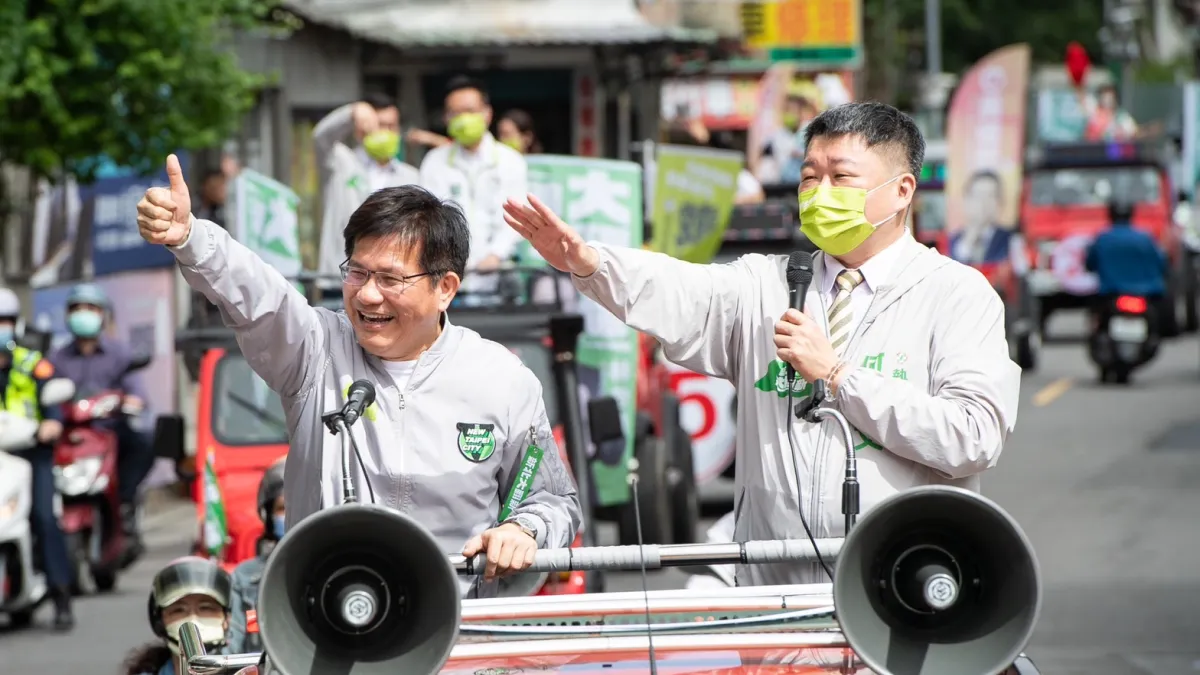 林佳龍21日在板橋深丘福德宮參香之後,由板橋市區沿途展開車隊掃街。(林佳龍競選辦公室提供)