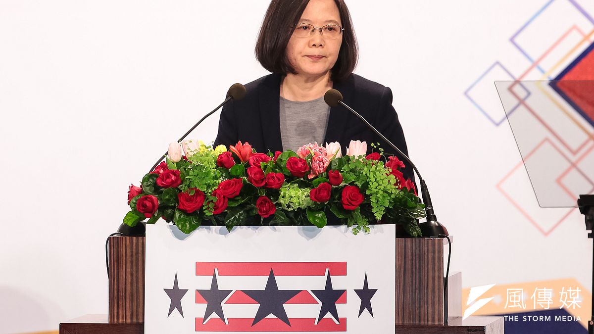 作者指出,如果柯文哲順利連任台北市長,那蔡英文的2020之路便有如探囊取物那麼簡單了,而一旦在台北市長一戰中拉下柯文哲,那柯很可能選擇參選總統,蔡英文能否連任將新增一大變數。(資料照,顏麟宇攝) 作者指出,如果柯文哲順利連任台北市長,那蔡英文的2020之路便有如探囊取物那麼簡單了,而一旦在台北市長一戰中拉下柯文哲,那柯很可能選擇參選總統,蔡英文能否連任將新增一大變數。(資料照,顏麟宇攝)