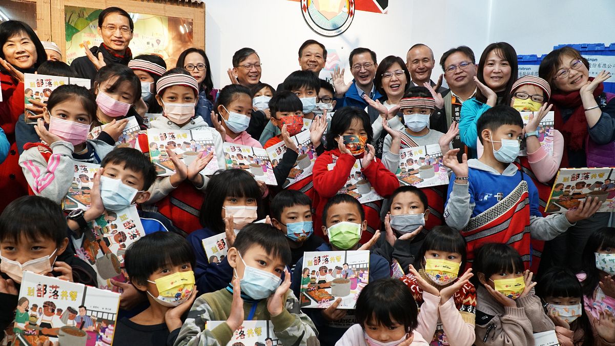 竹縣尖石國小原住民文化「愛的書庫」揭牌啟用,原鄉小朋友們對精美圖書愛不釋手。(圖/新竹縣政府提供) 竹縣尖石國小原住民文化「愛的書庫」揭牌啟用,原鄉小朋友們對精美圖書愛不釋手。(圖/新竹縣政府提供)