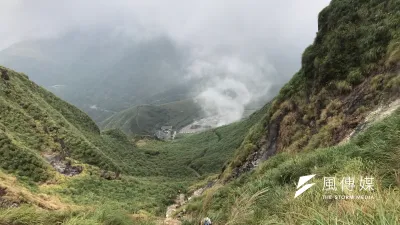 七星山近來噴出大量白色氣體,引發當地居民緊張。(風傳媒)