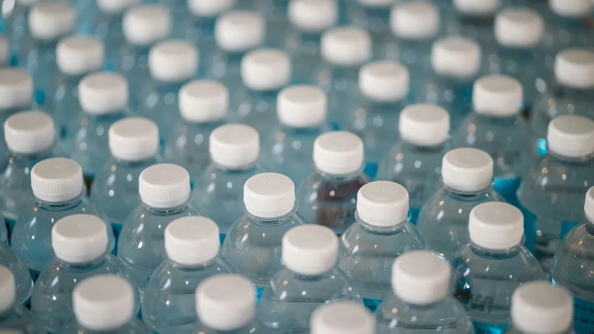 寶特瓶、牛奶瓶、手搖飲杯等回收物,投入ECOCO智慧回收機即可累積點數,還能兌換購物金或消費折扣,做環保同時省荷包。(示意圖/取自unsplash)