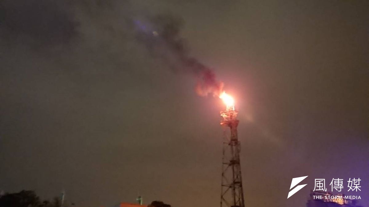 台塑林園廠Flare燃燒情形。(圖/徐炳文攝) 台塑林園廠Flare燃燒情形。(圖/徐炳文攝)