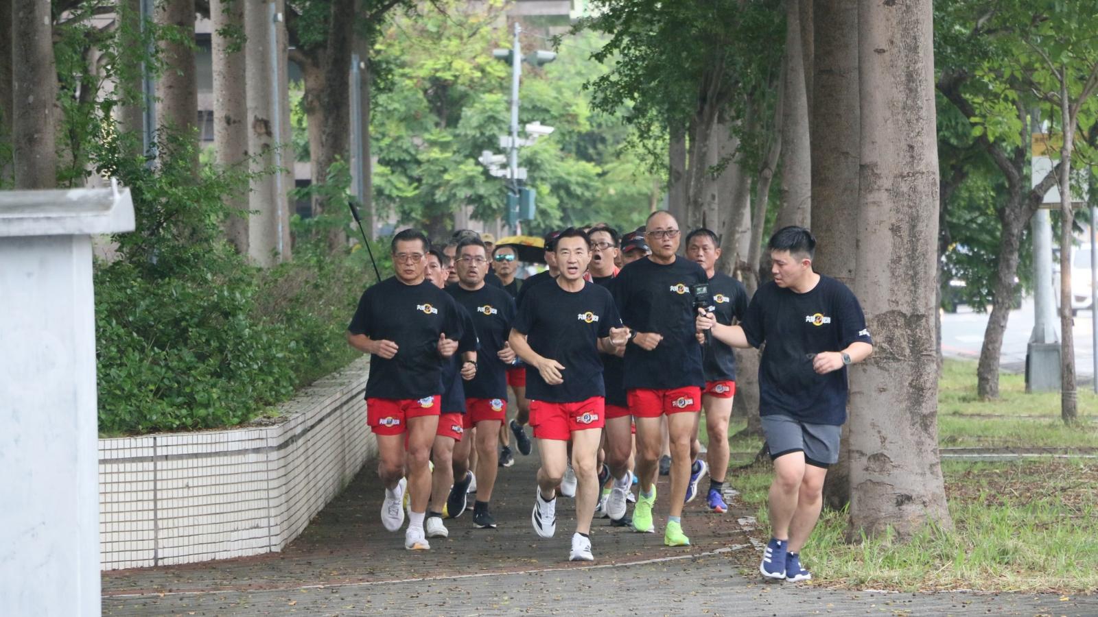 江啟臣軍人節穿「紅短褲」冒雨跑4公里登記參選 盧秀燕授市徽挺接棒