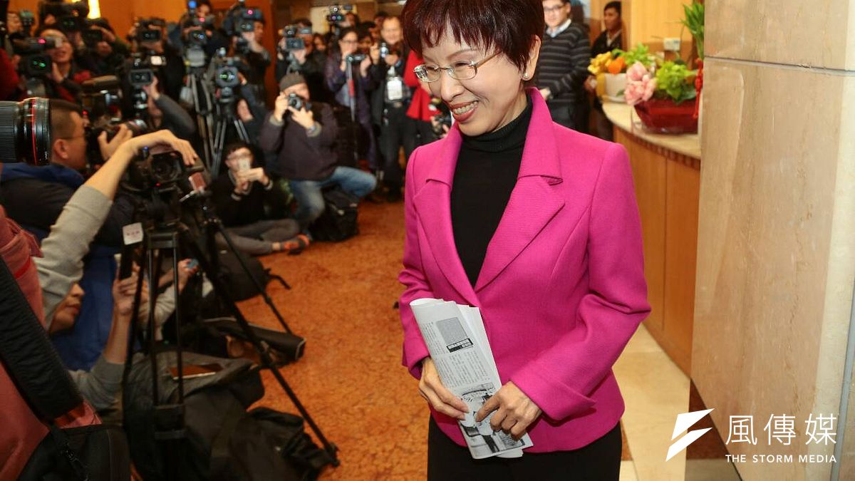 立法院副院長洪秀柱20日下午宣布參選黨主席,還搬出當時被國民黨提名為總統參選人時期的勝利講台「堅持走對的路」來召開記者會。(顏麟宇攝) 立法院副院長洪秀柱20日下午宣布參選黨主席,還搬出當時被國民黨提名為總統參選人時期的勝利講台「堅持走對的路」來召開記者會。(顏麟宇攝)