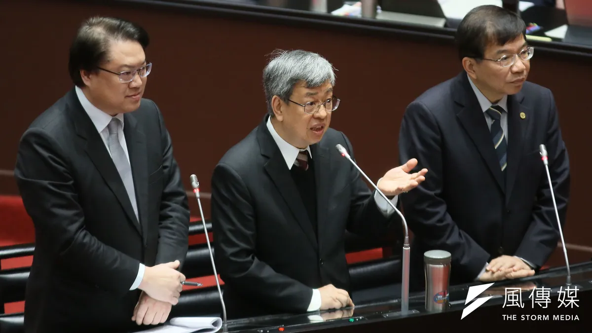 行政院長陳建仁(中)、交通部長王國材(右)至立法院備詢。(資料照,柯承惠攝)