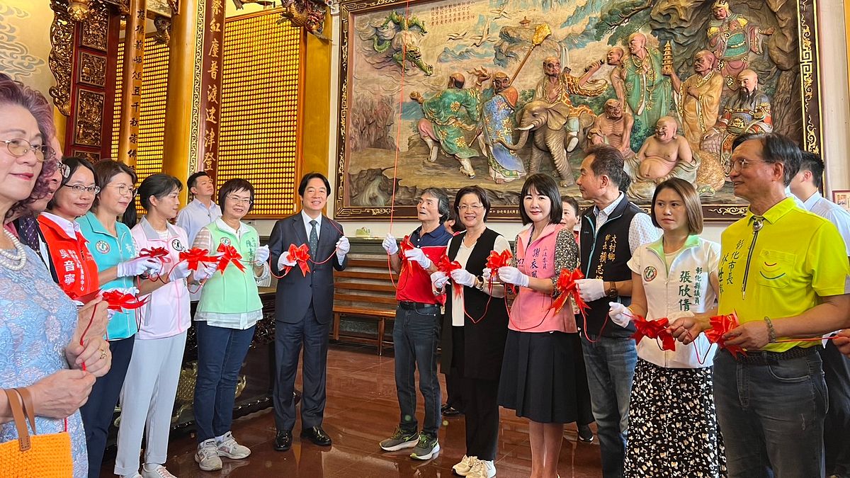 總統賴清德23日至彰化縣大村鄉,大庄慈雲寺參香祈福贈匾。(圖/彰化縣政府) 總統賴清德23日至彰化縣大村鄉,大庄慈雲寺參香祈福贈匾。(圖/彰化縣政府)