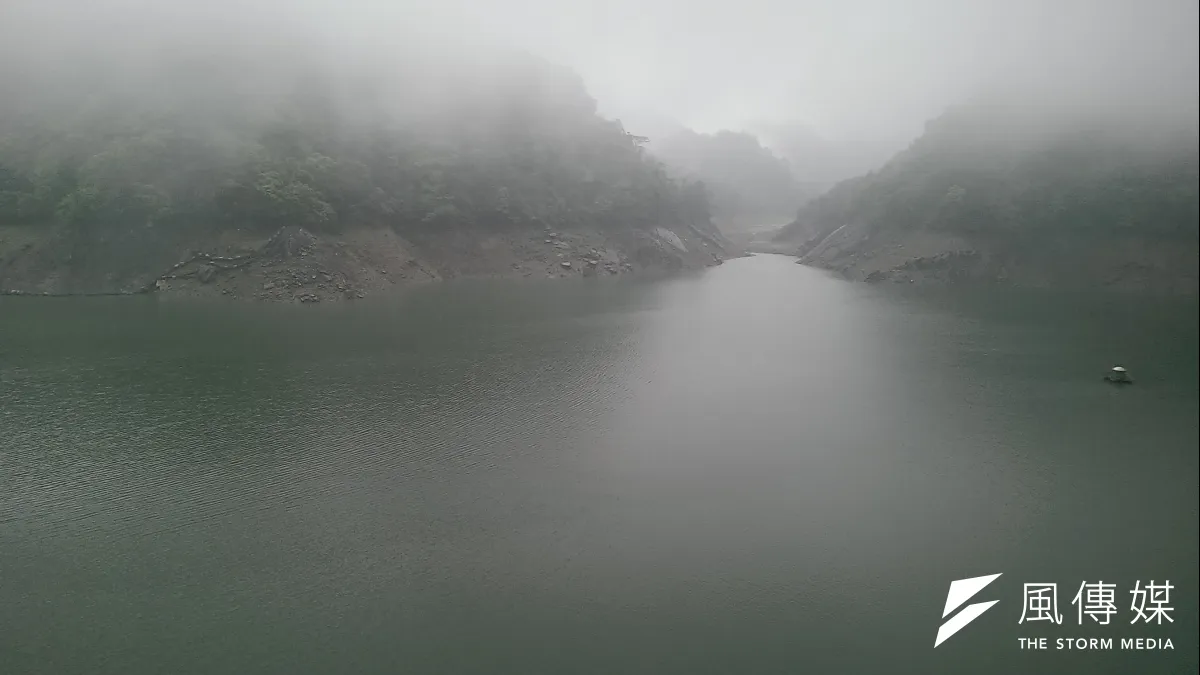 受到鋒面及紅霞颱風外圍環流影響,石門水庫今早10時,大壩水位已升至223.27公尺。(資料照片,方炳超攝)