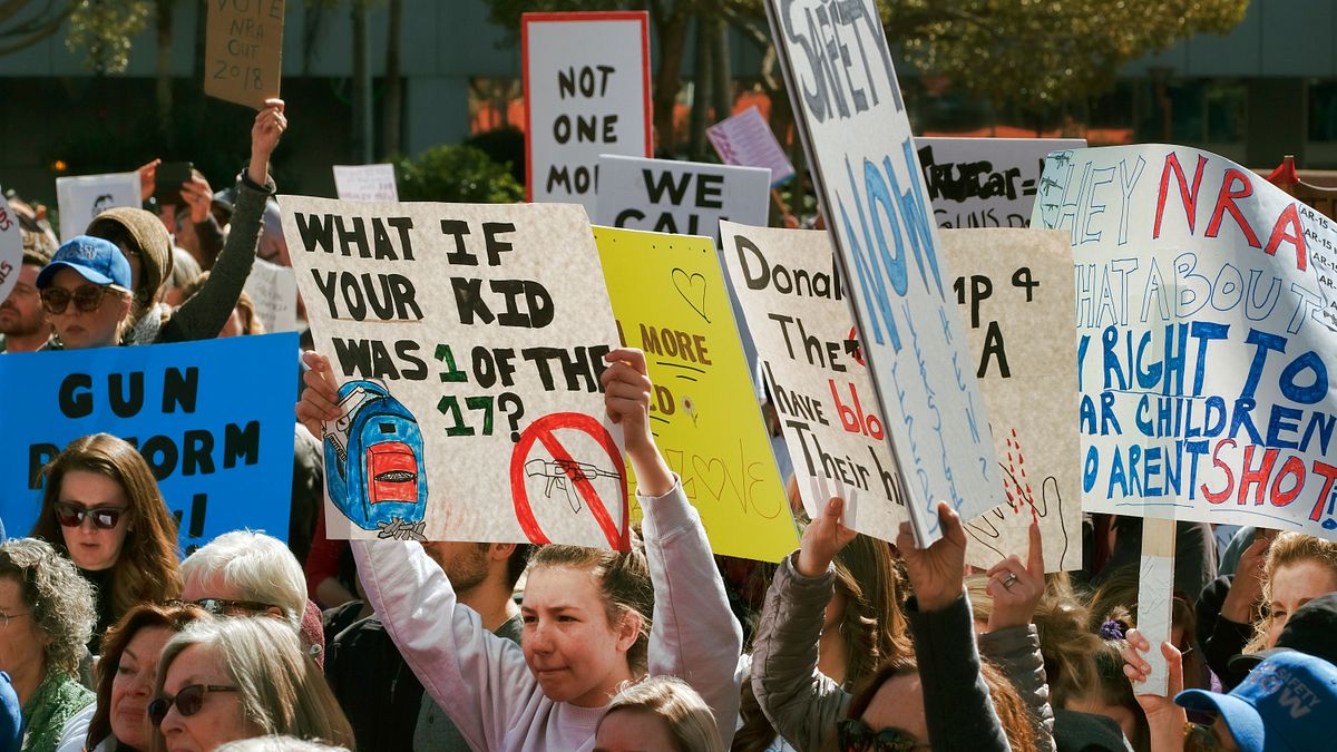 2月14日佛州發生校園槍擊案導致17人死亡,許多學生與家長站上街頭抗議槍枝管制不夠嚴謹。(美聯社) 2月14日佛州發生校園槍擊案導致17人死亡,許多學生與家長站上街頭抗議槍枝管制不夠嚴謹。(美聯社)