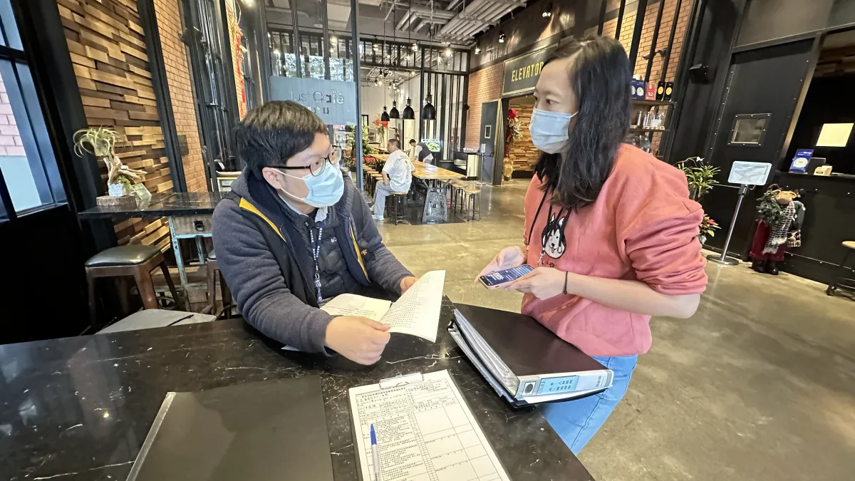 消保官查核個別旅館訂房定型化契約應記載及不得記載事項。(圖/新北市觀光旅遊局提供)