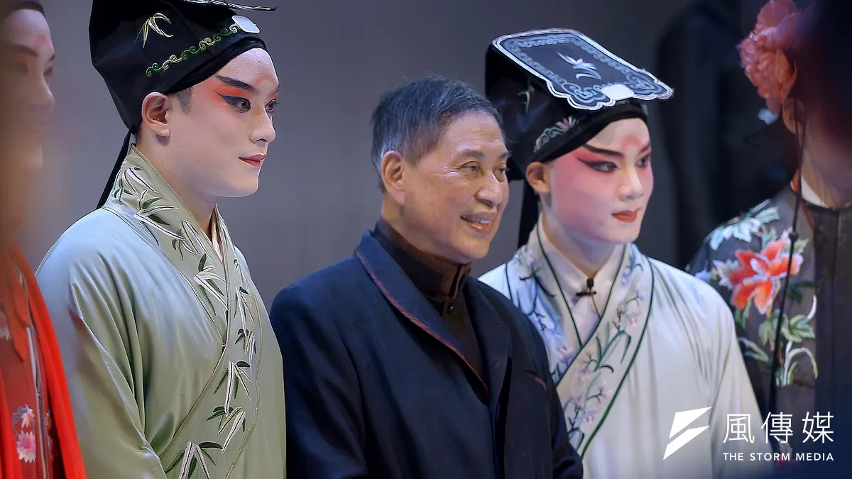 從幼時聽戲到2004年上映的青春版《牡丹亭》,「崑曲義工」白先勇(中)如今和導演鄧星合作紀錄片《牡丹還魂》 ,盼能在「青春最美」的時光留下紀錄。(藝碩文創提供) 從幼時聽戲到2004年上映的青春版《牡丹亭》,「崑曲義工」白先勇(中)如今和導演鄧星合作紀錄片《牡丹還魂》 ,盼能在「青春最美」的時光留下紀錄。(藝碩文創提供)