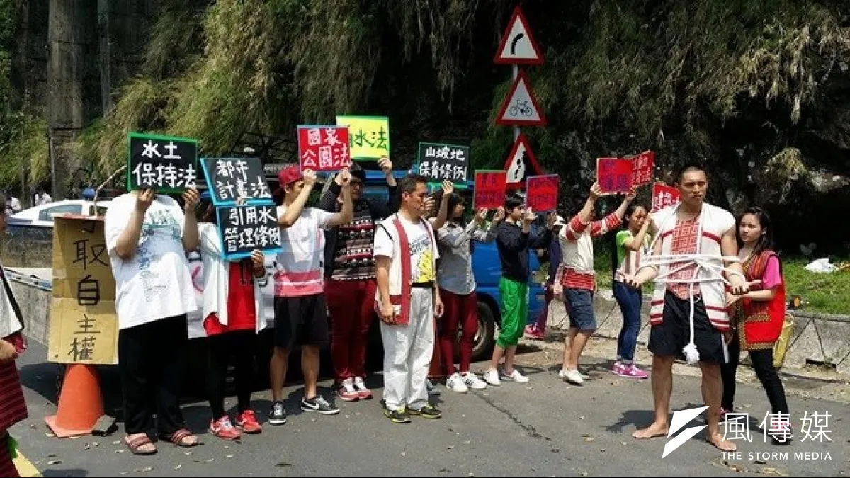 忠治部落頭目率領著族人,身穿原住民的服裝,以不影響交通原則,用演講、音樂、短劇等形式訴說請求。(廖鎮洲提供)