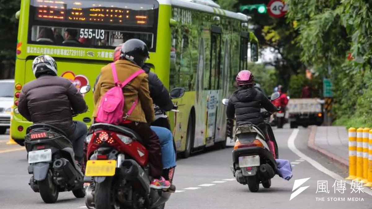 公路局21日公布9組可能引發爭議的車牌英文代碼,並將開放票選,挑選出民眾最不喜歡的車牌進行汰除。(資料照/顏麟宇攝)