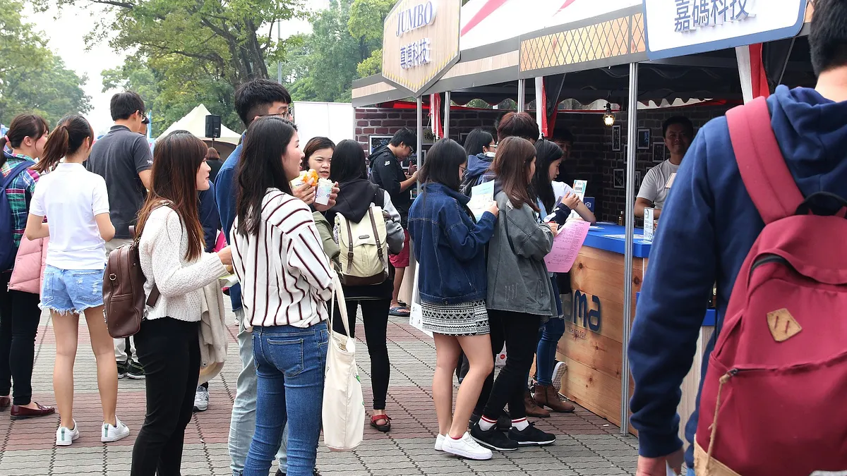 大立光自3月起陸續於各校園辦徵才活動,喊出挑戰百萬年薪。圖為校園徵才示意圖。(資料照,中正大學提供)