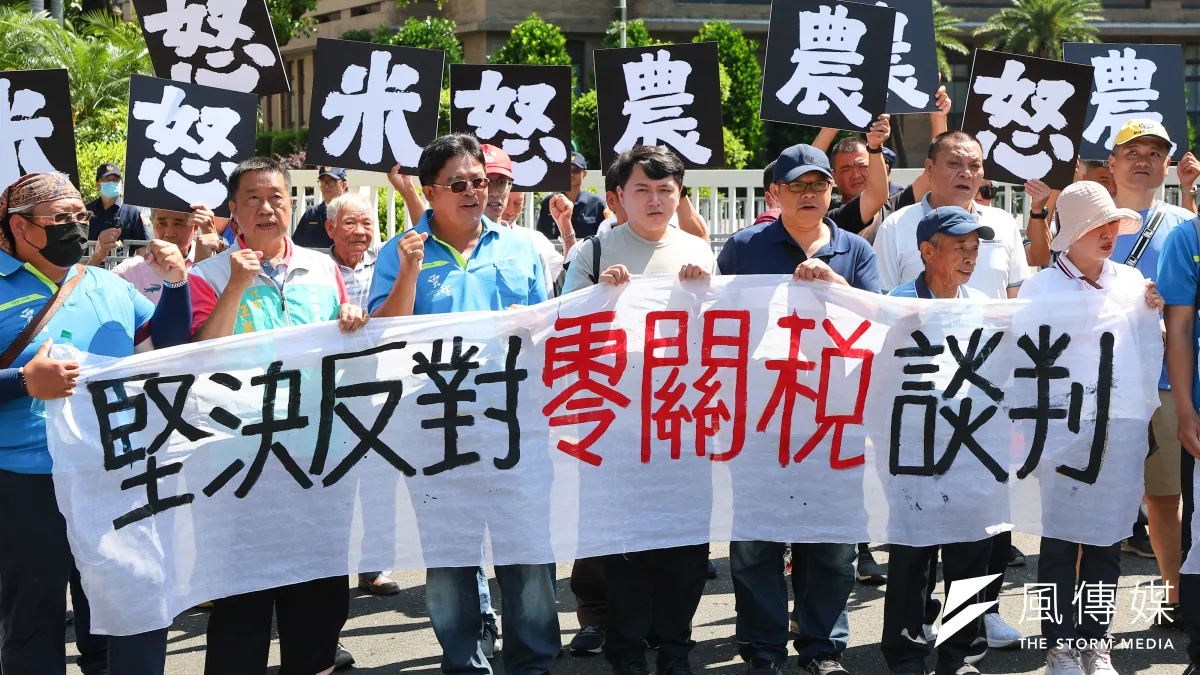 台灣農民自主行動聯盟16日召開「反對政府出賣農業!捍衛糧食主權與農民尊嚴」記者會,並高喊「堅決反對零關稅談判,政府無能害死農民」口號。(資料照,顏麟宇攝)