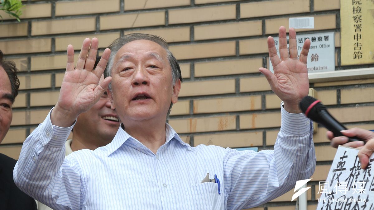 針對柯文哲在上海雙城論壇所提之「兩岸一家親」,新黨主席郁慕明表示,很開心柯文哲修正錯誤,柯的說法等於是在幫他伸冤。(吳逸驊攝) 針對柯文哲在上海雙城論壇所提之「兩岸一家親」,新黨主席郁慕明表示,很開心柯文哲修正錯誤,柯的說法等於是在幫他伸冤。(吳逸驊攝)