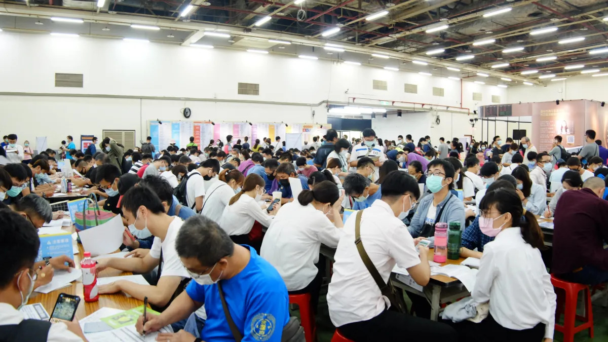 中市府徵才活動求職民眾踴躍參加。(圖/台中市政府)