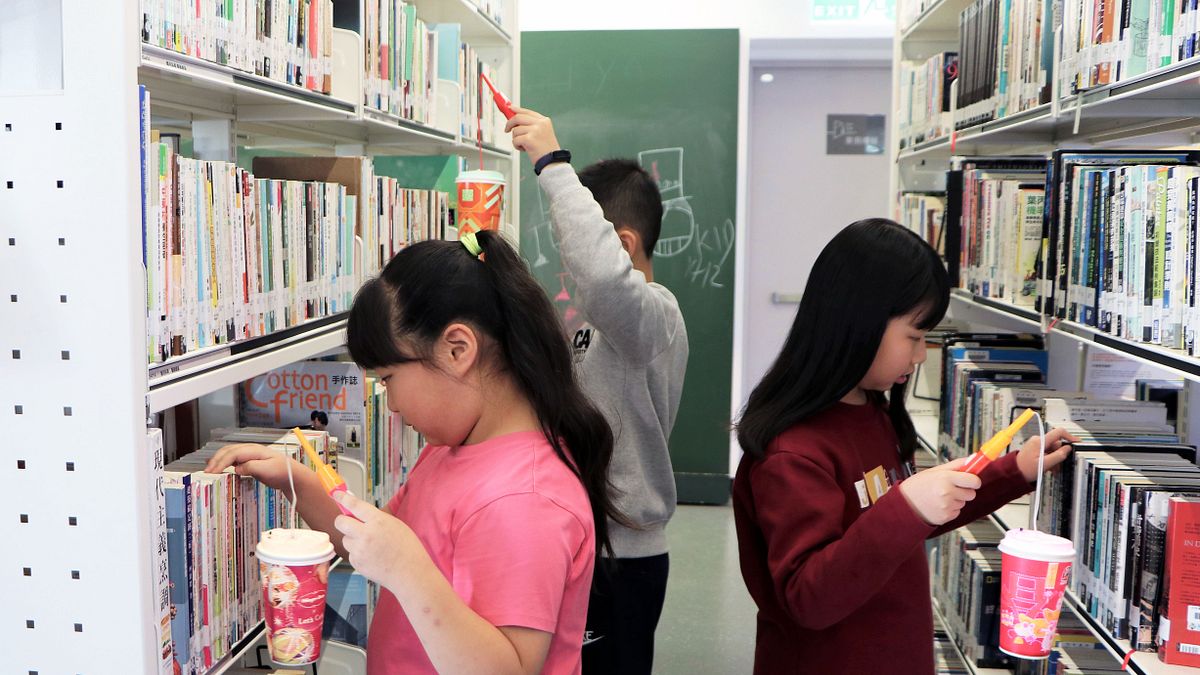 新北市立圖書館總館、林口、永和、汐止分館特別推出別開生面的「書香鬧元宵」活動,讓大小朋友過一個不一樣的元宵節。(圖/新北市立圖書館提供) 新北市立圖書館總館、林口、永和、汐止分館特別推出別開生面的「書香鬧元宵」活動,讓大小朋友過一個不一樣的元宵節。(圖/新北市立圖書館提供)