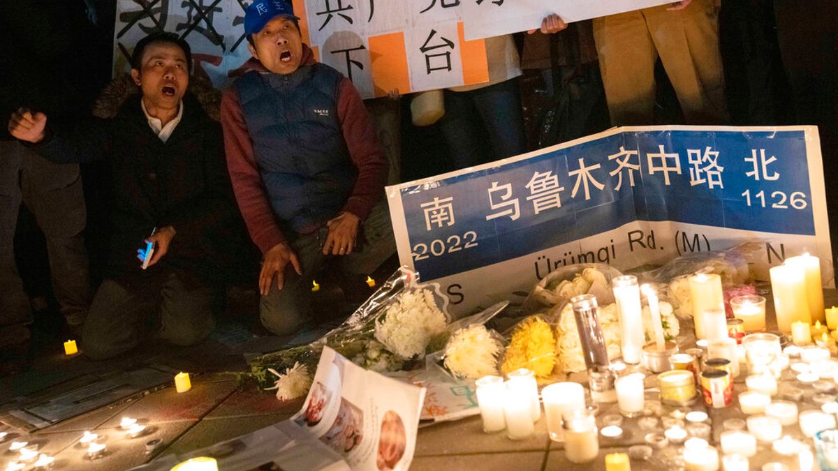 2022年11月29日,中國駐紐約總領事館外有許多人聲援「白紙革命」、高呼「打倒習近平」。(資料照,美聯社) 2022年11月29日,中國駐紐約總領事館外有許多人聲援「白紙革命」、高呼「打倒習近平」。(資料照,美聯社)