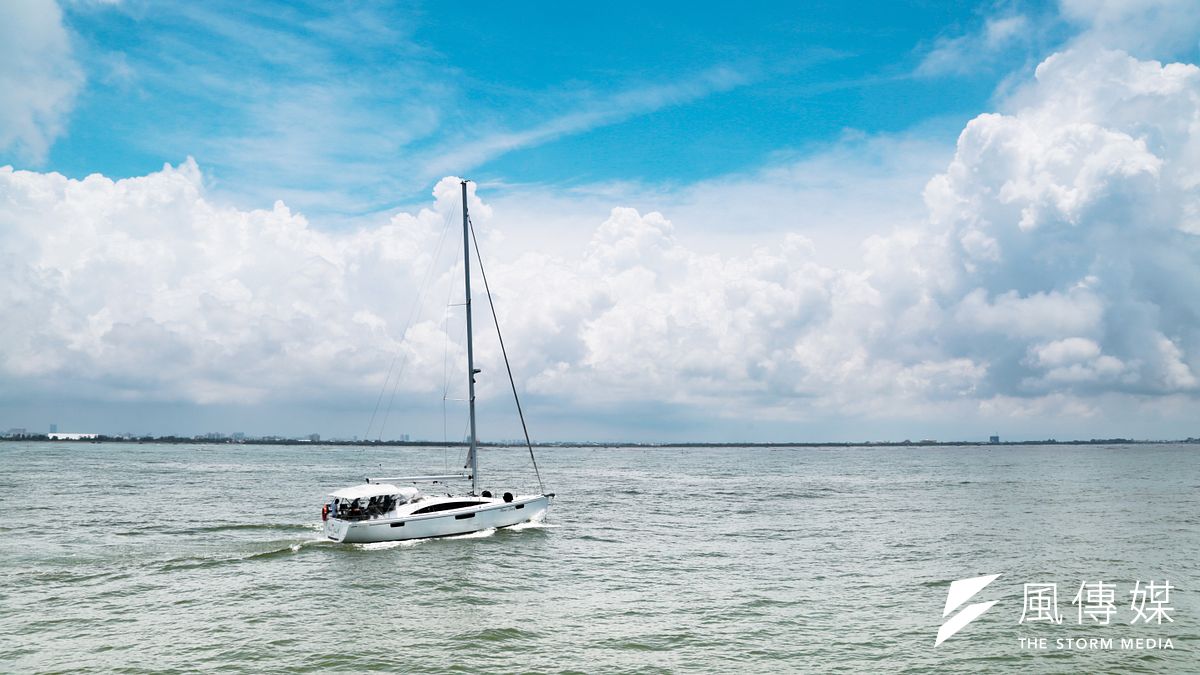 呼吸著鹹味的海風,眼望著藍白交錯的海水,當海洋給了人類依存,人類帶給海洋的是什麼反饡?海闊台灣,帶來無窮無盡的思索!(余志偉攝) 呼吸著鹹味的海風,眼望著藍白交錯的海水,當海洋給了人類依存,人類帶給海洋的是什麼反饡?海闊台灣,帶來無窮無盡的思索!(余志偉攝)