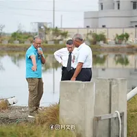 民眾黨總統參選人柯文哲(見圖)視察漁電共生,痛批政府放任光電亂蓋。(取自柯文哲臉書) 民眾黨總統參選人柯文哲(見圖)視察漁電共生,痛批政府放任光電亂蓋。(取自柯文哲臉書)