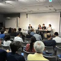 台湾の作家・何致和氏の小説『花街樹屋』の邦訳『記憶とツリーハウス』が出版され、文芸評論家の川本三郎氏と台北の記憶やアイデンティティについて語り合う対談イベントが東京都内で開かれた。(写真/台湾文化センター提供) 台湾の作家・何致和氏の小説『花街樹屋』の邦訳『記憶とツリーハウス』が出版され、文芸評論家の川本三郎氏と台北の記憶やアイデンティティについて語り合う対談イベントが東京都内で開かれた。(写真/台湾文化センター提供)