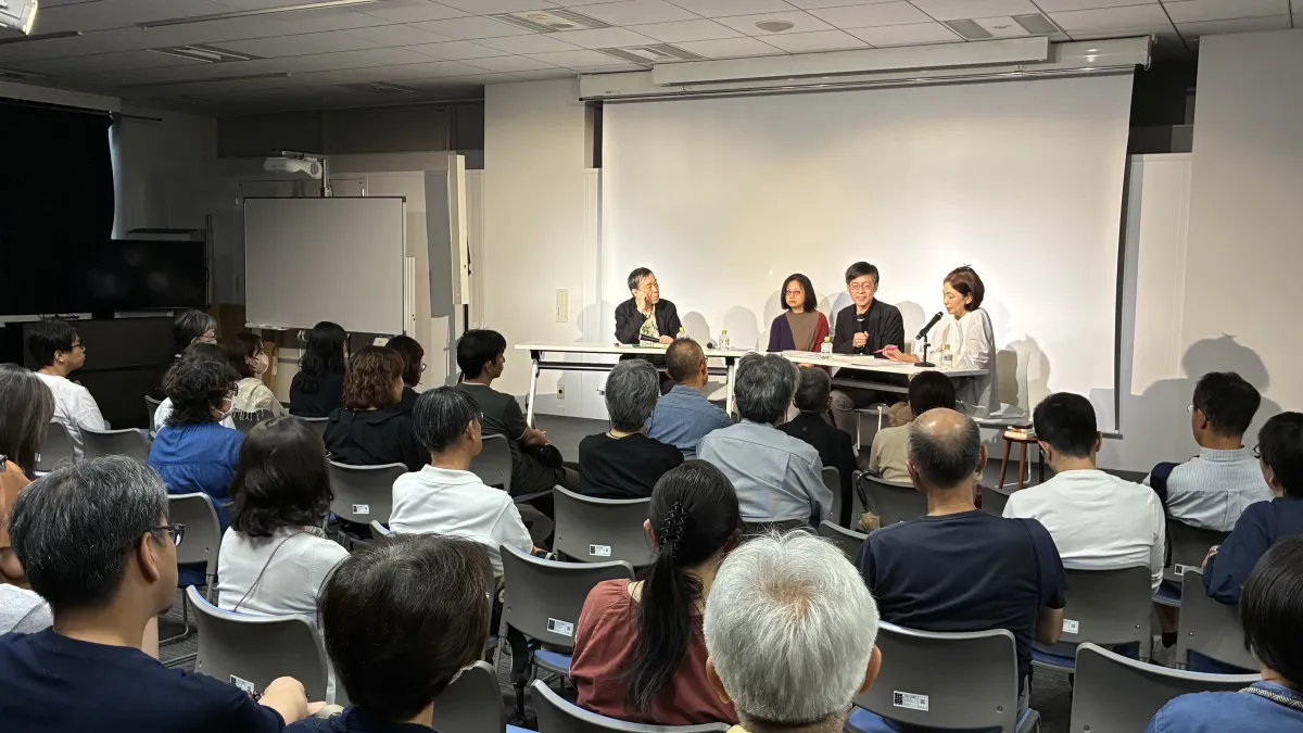 台湾の作家・何致和氏の小説『花街樹屋』の邦訳『記憶とツリーハウス』が出版され、文芸評論家の川本三郎氏と台北の記憶やアイデンティティについて語り合う対談イベントが東京都内で開かれた。(写真/台湾文化センター提供)