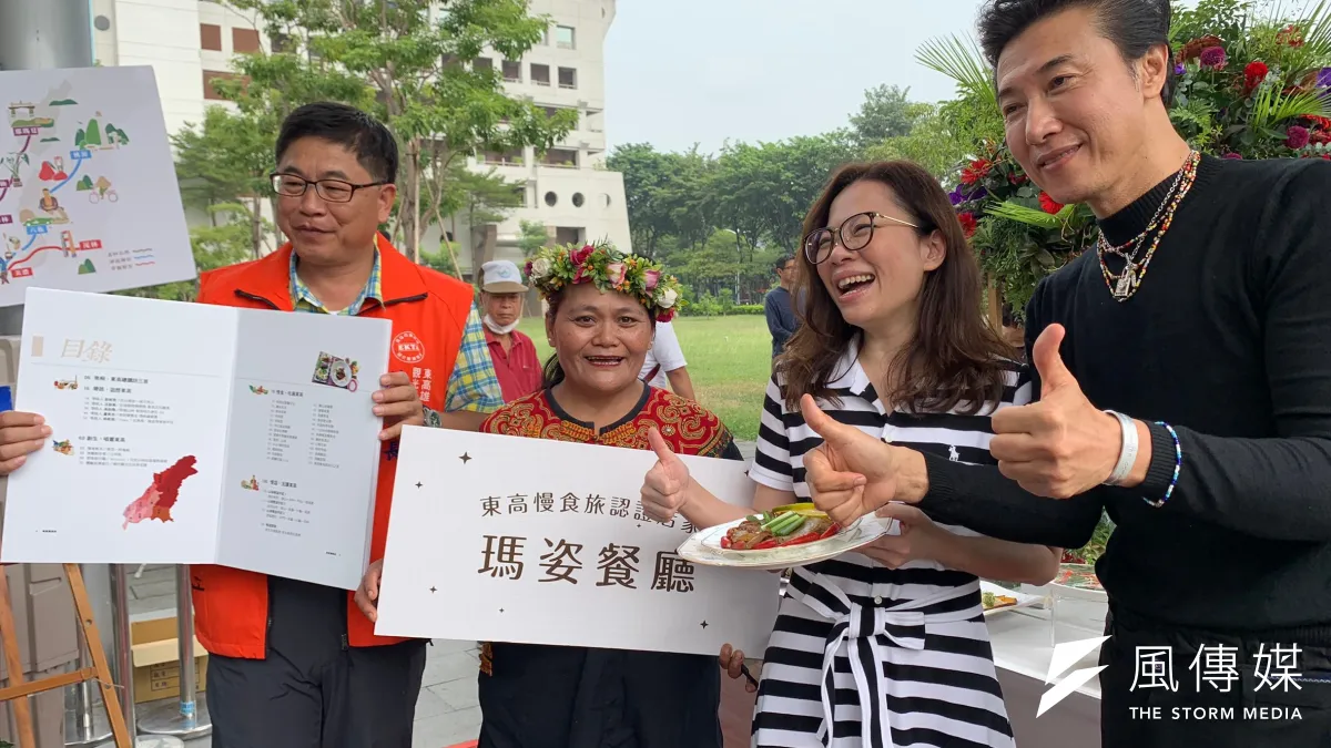 高雄市觀光局長周玲妏(右2)與認證店家(左2)、觀光公協會代表(左)、東高慢食旅代言人陳鴻合影(右)。(圖/徐炳文攝)