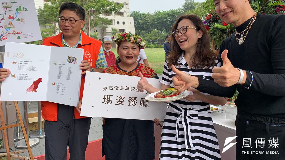 高雄市觀光局長周玲妏(右2)與認證店家(左2)、觀光公協會代表(左)、東高慢食旅代言人陳鴻合影(右)。(圖/徐炳文攝) 高雄市觀光局長周玲妏(右2)與認證店家(左2)、觀光公協會代表(左)、東高慢食旅代言人陳鴻合影(右)。(圖/徐炳文攝)