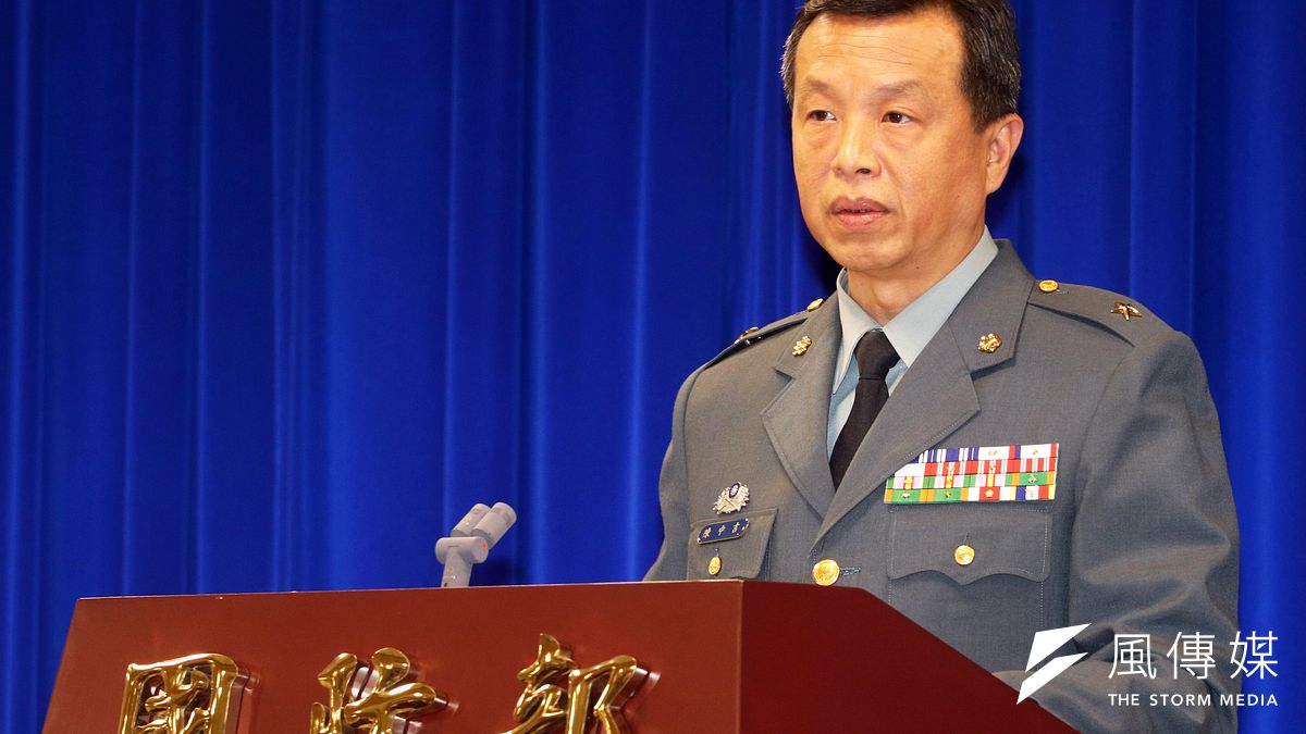 針對共軍上月31日兩架殲11戰機穿越海峽中線,國防部發言人陳中吉少將9日表示,國軍針對各種狀況都有研擬應處的規定,甚至防空飛彈都有進入接戰程序。(蘇仲泓攝) 針對共軍上月31日兩架殲11戰機穿越海峽中線,國防部發言人陳中吉少將9日表示,國軍針對各種狀況都有研擬應處的規定,甚至防空飛彈都有進入接戰程序。(蘇仲泓攝)