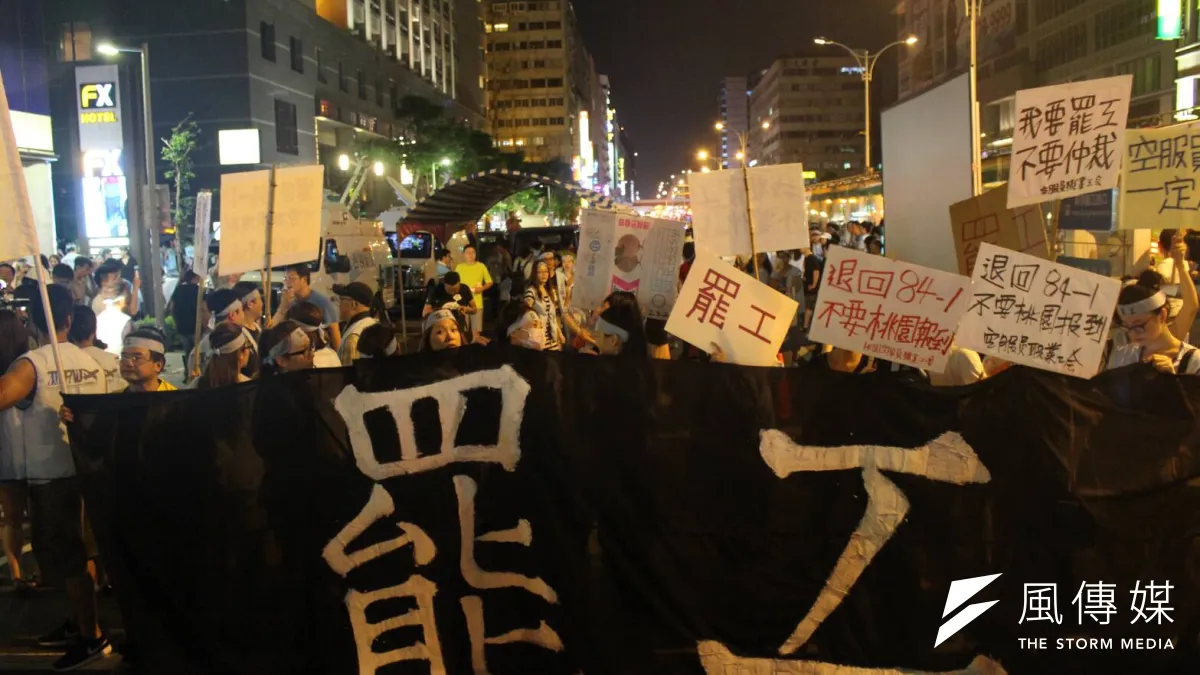 華航空服員24日凌晨起開始罷工,將夜宿在華航南京東路的台北分公司前。(方炳超攝)
