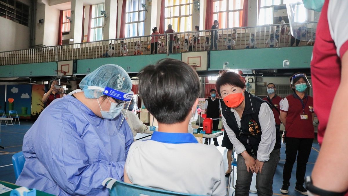 台中市長盧秀燕宣布,即日起到31日止,設籍台中市的2-12歲小朋友以及和平區居民,每人可發2支快篩。(圖/台中市政府) 台中市長盧秀燕宣布,即日起到31日止,設籍台中市的2-12歲小朋友以及和平區居民,每人可發2支快篩。(圖/台中市政府)