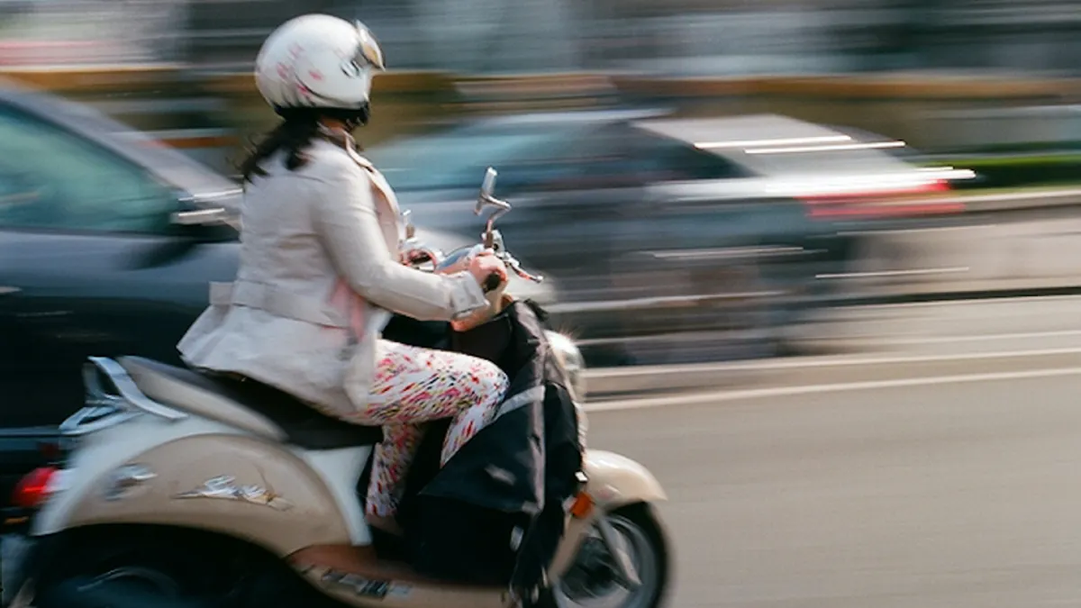 台南市自2025年起提供「電動機車月租費補助」,符合資格者每月領最高總額新台幣6000元。(示意圖/取自Unsplash)