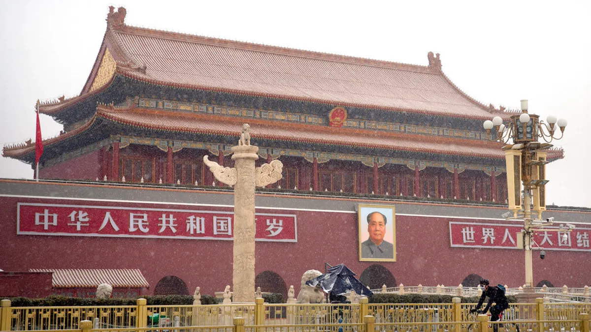 中國在美伊戰爭中可說是坐享漁翁之利,不選邊站的做法讓北京成為最大贏家,圖為北京天安門廣場。(資料照,美聯社)