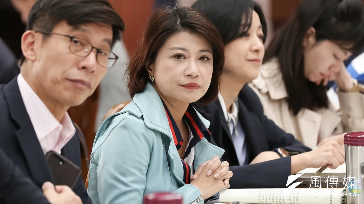 民進黨立委林楚茵(中)近日提出《兩岸人民關係條例》第90條條文修正草案,希望將罰則由現行的50萬提高為100萬。(資料照,簡必丞攝)