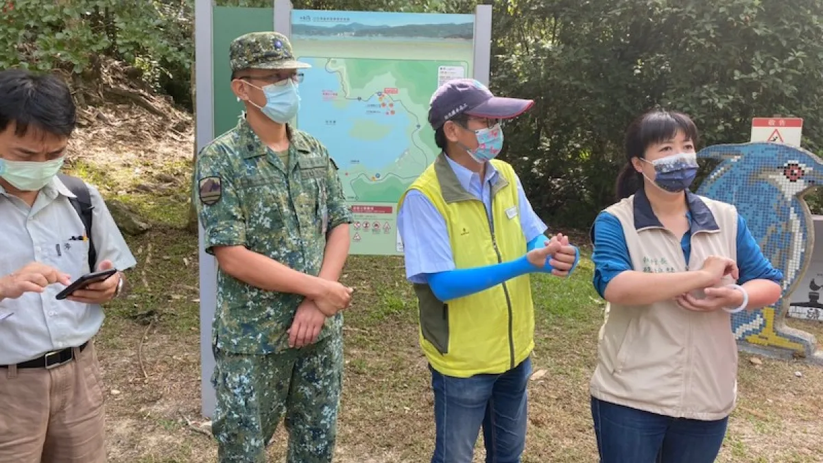 行政院中部聯合服務中心執行長蔡培慧22日前往日月潭清淤現勘清淤作業。(圖/行政院中部聯合服務中心提供)