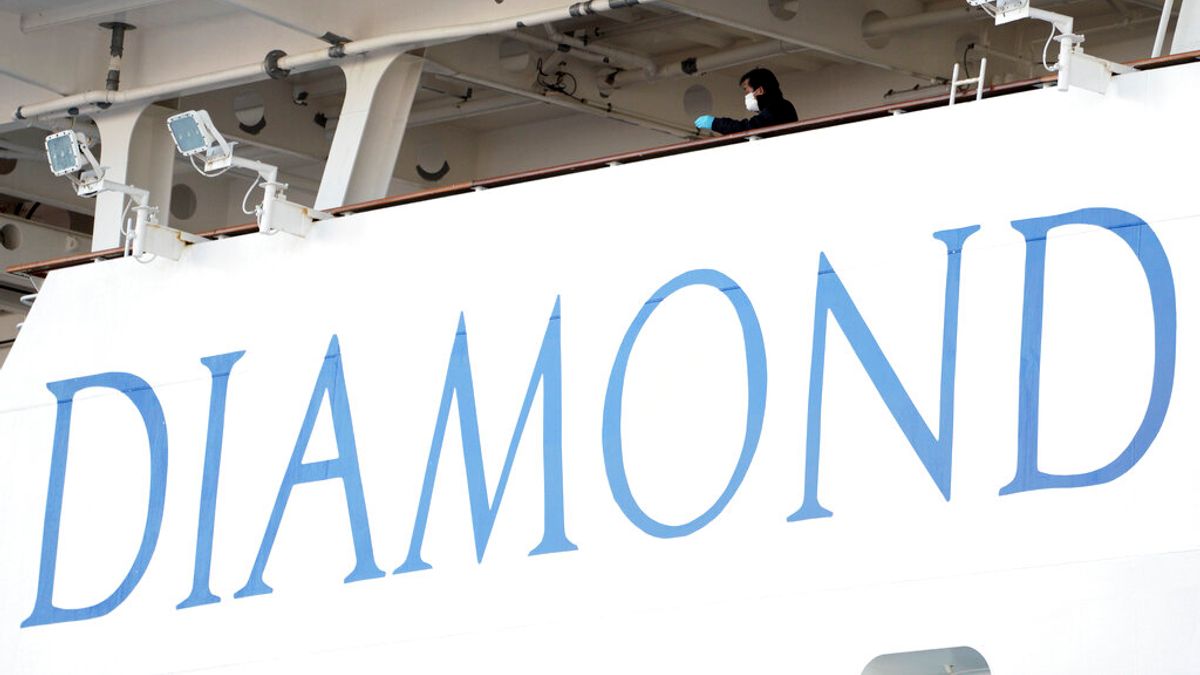 鑽石公主號目前停泊在日本橫濱港碼頭外防疫隔離,船上20多名台灣人期盼早日下船。(資料照,美聯社) 鑽石公主號目前停泊在日本橫濱港碼頭外防疫隔離,船上20多名台灣人期盼早日下船。(資料照,美聯社)