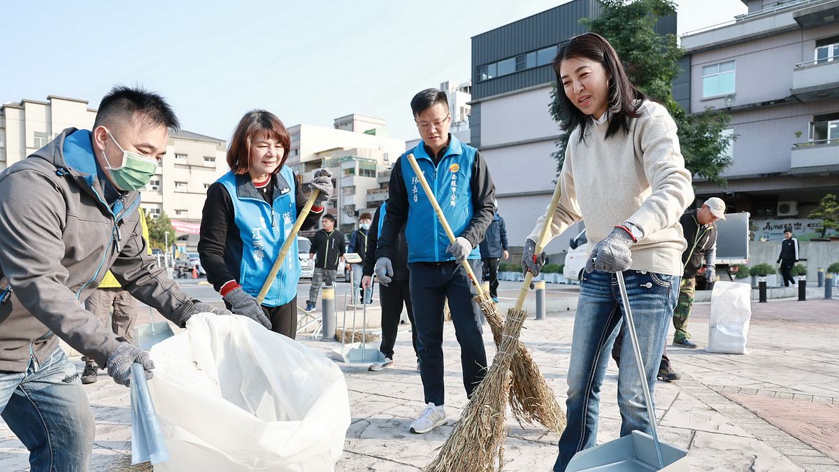 南投縣長許淑華帶領縣府環保局及環保志工隊成員近百人,一起進行過年前大掃除。(圖/南投縣政府) 南投縣長許淑華帶領縣府環保局及環保志工隊成員近百人,一起進行過年前大掃除。(圖/南投縣政府)