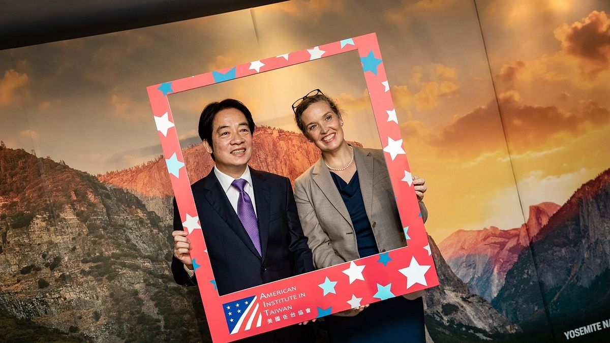 副總統賴清德(左)稱「不容台灣社會散播疑美論」後,美國在台協會(AIT)處長孫曉雅(右)認為言論自由包含保護「懷疑論」。(賴清德臉書) 副總統賴清德(左)稱「不容台灣社會散播疑美論」後,美國在台協會(AIT)處長孫曉雅(右)認為言論自由包含保護「懷疑論」。(賴清德臉書)