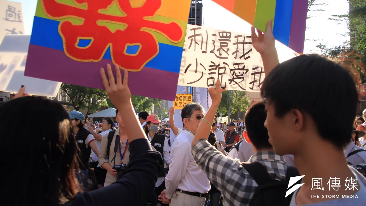 下一代幸福立法院前反同性婚姻,婚姻平權支持者也到場高舉標語。