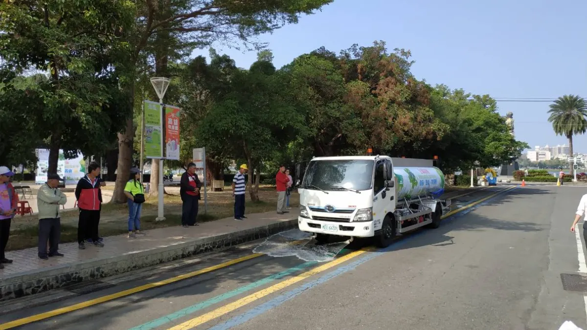 高雄市環保局擴大街道揚塵洗掃作業,除了有小型掃街車及洗街車外,再增加中型掃街車及油電複合動力洗街車,期望能減少道路揚塵,提供市民更好的生活環境。(圖/高雄市環保局提供)