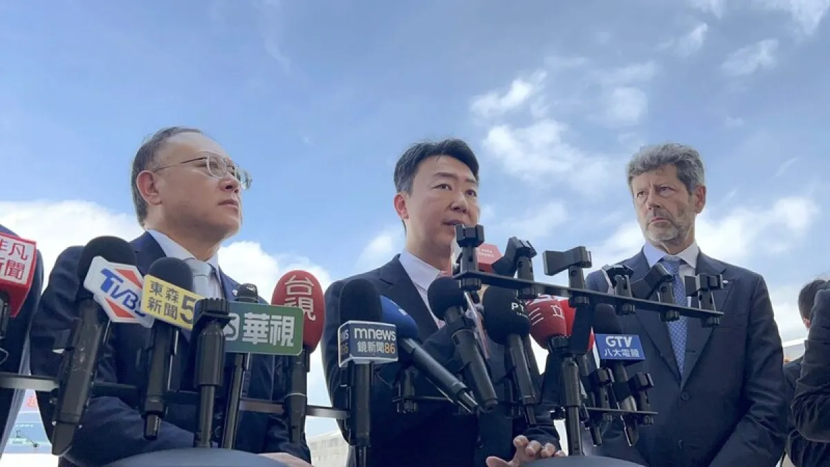 交通部長陳世凱(中)表示,北宜高鐵計畫經費約3500億元,「看起來很大,但實際上它每公里的造價是50幾億元」,且低於捷運萬大線第一期。(中央社)
