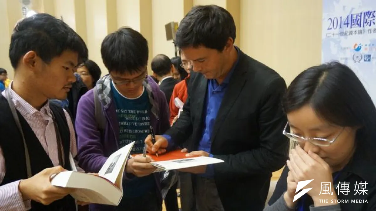 《21世紀資本論》作者皮凱提17日在台大社科院演講,會後並為學生簽書。(王彥喬攝)