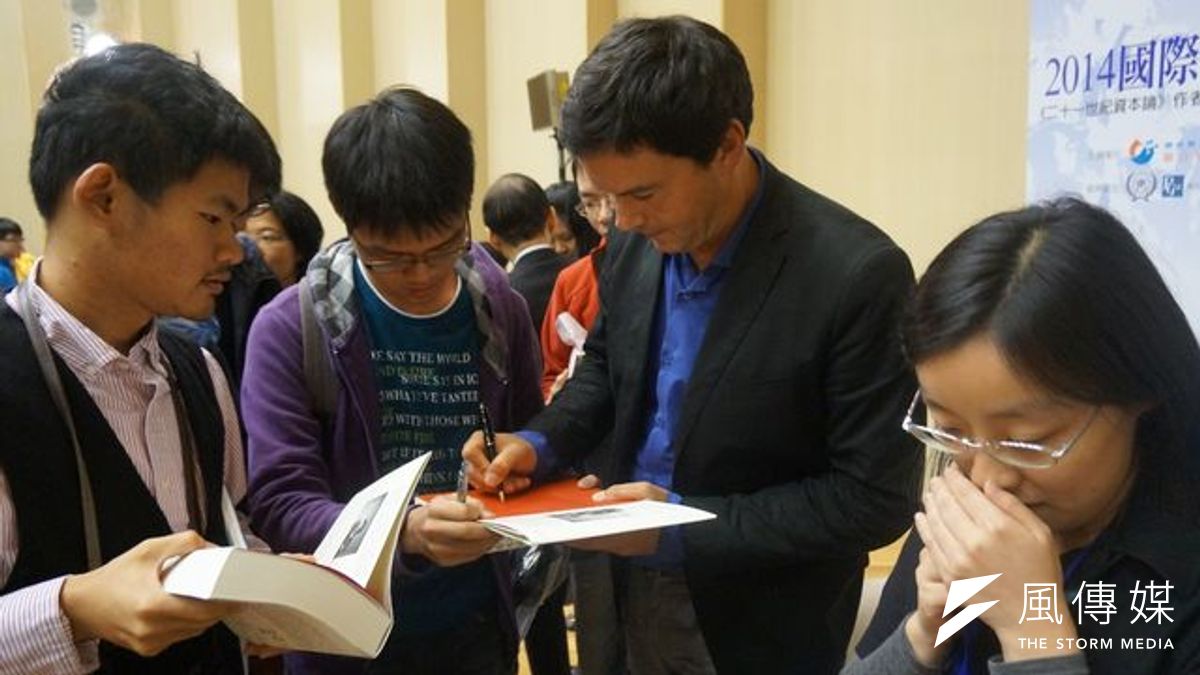 《21世紀資本論》作者皮凱提17日在台大社科院演講,會後並為學生簽書。(王彥喬攝) 《21世紀資本論》作者皮凱提17日在台大社科院演講,會後並為學生簽書。(王彥喬攝)