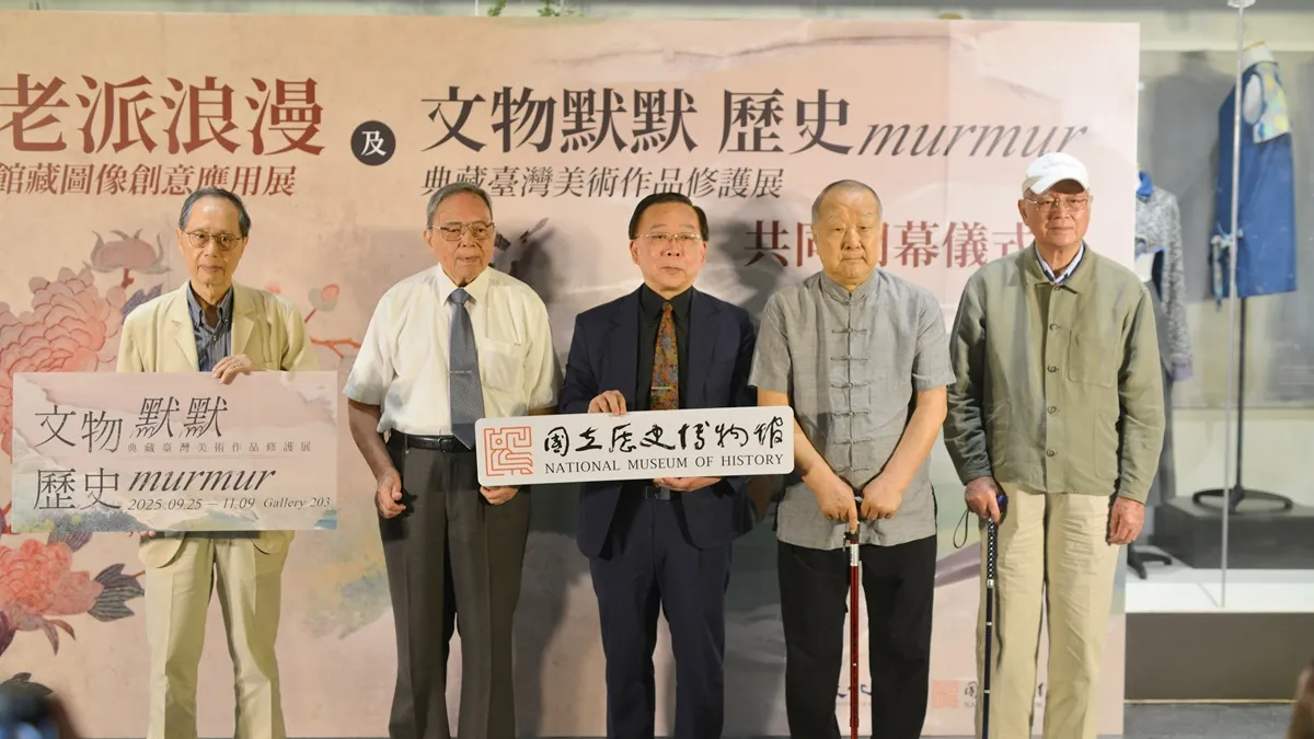 史博館長洪世佑(中)與藝術家劉國松(右2)、廖修平(右1)、吳隆榮(左2)及前故宮博物院副館長林柏亭(左1)於《文物默默展》合影。(圖/國立歷史博物館提供)