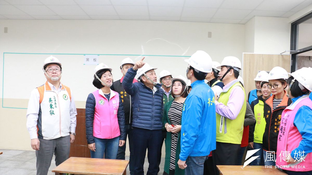 市長侯友宜和立委議員視察民安國小正在進行室內裝修工程,完工後學校將擁有設備完善的教學教室、視聽教室、永續多樣性的生態池教學區,以及多功能體育館。 (圖/李梅瑛攝) 市長侯友宜和立委議員視察民安國小正在進行室內裝修工程,完工後學校將擁有設備完善的教學教室、視聽教室、永續多樣性的生態池教學區,以及多功能體育館。 (圖/李梅瑛攝)